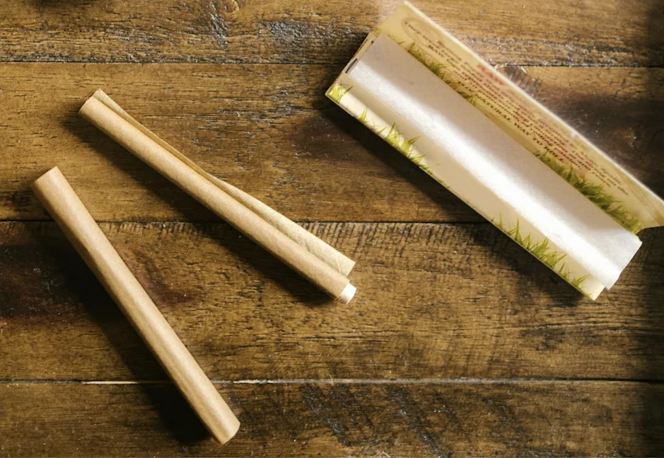 A rolling paper kit over a table.